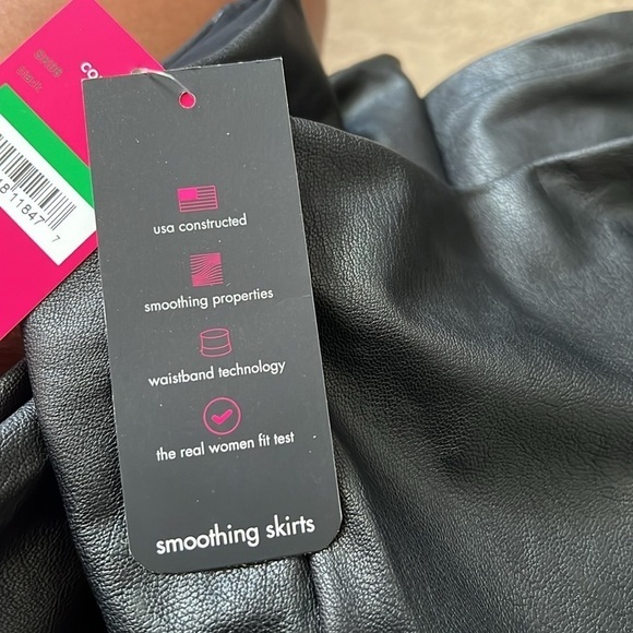 Commando smoothing Faux leather black skirt with 7” back slit - Picture 7 of 8